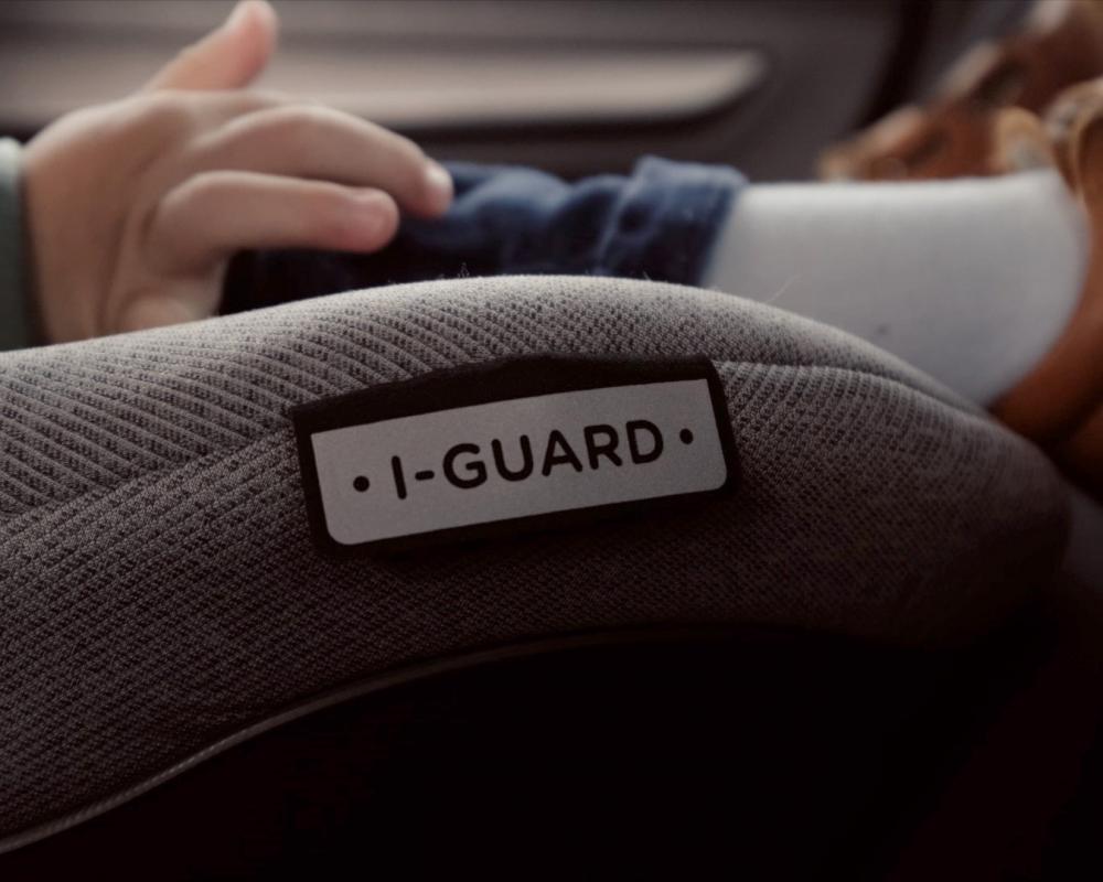 Détail du siège auto I-GUARD avec un zoom sur l'étiquette 